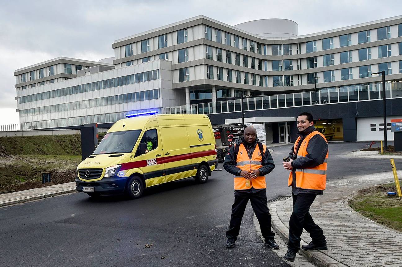 Een ambulance aan ziekenhuis Delta