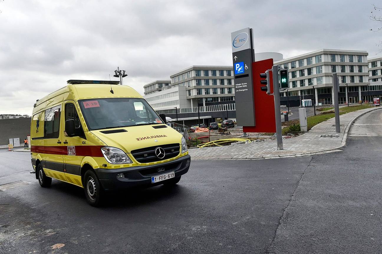 Een ambulance aan ziekenhuis Delta