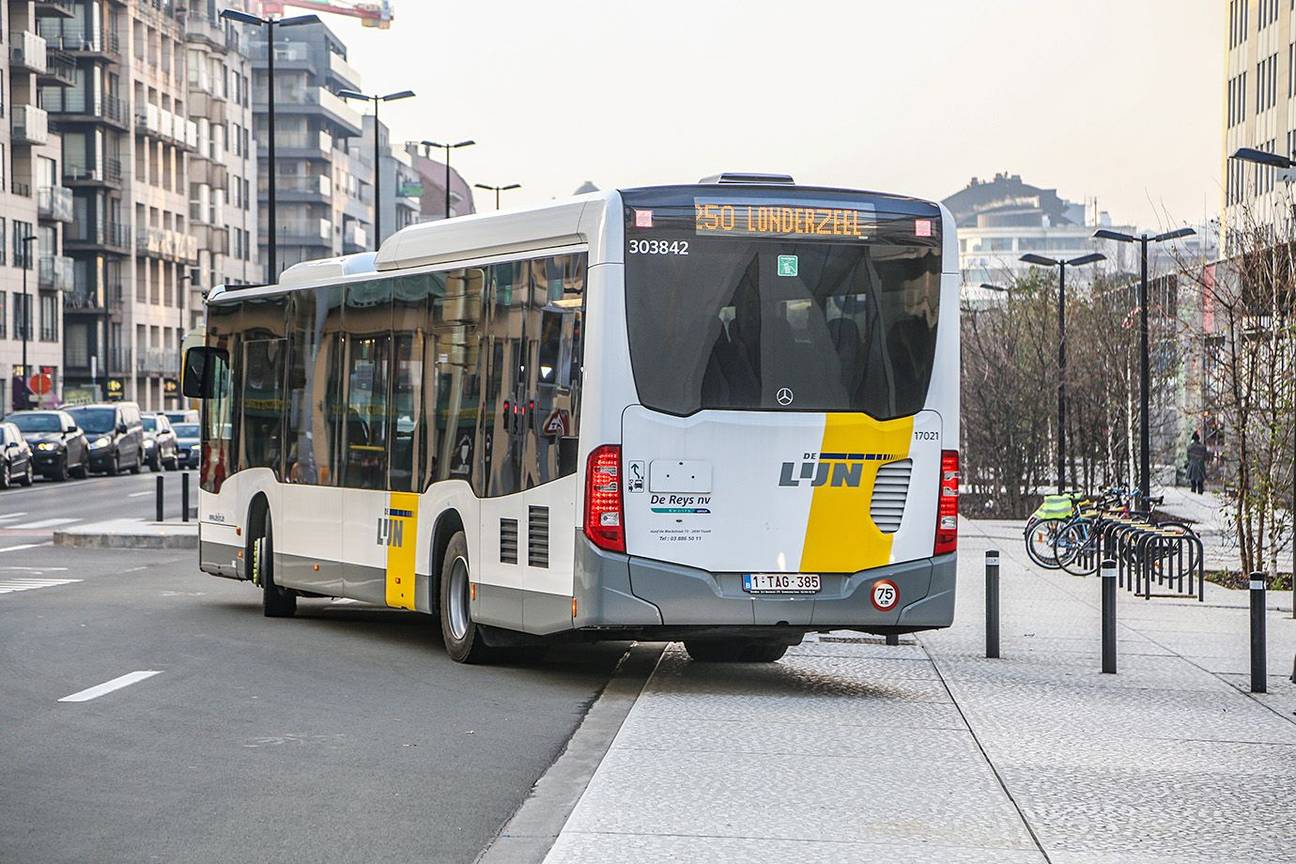 Een bus van de Vlaamse vervoersmaatschappij De Lijn richting Londerzeel op de Koning Albert II-laan