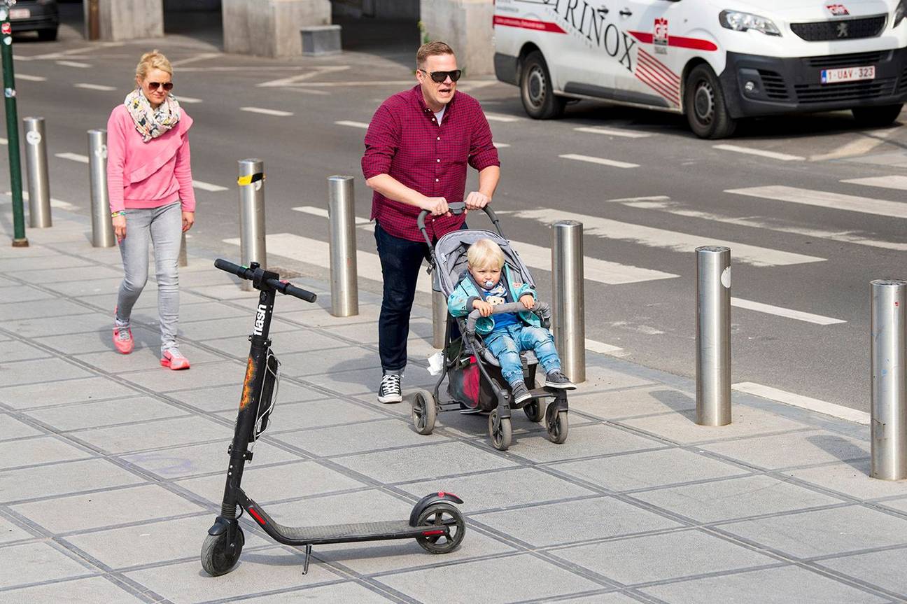 Elektrische deelsteps in Brussel (hier aan de Kunstberg) buggy kinderkoets poussette