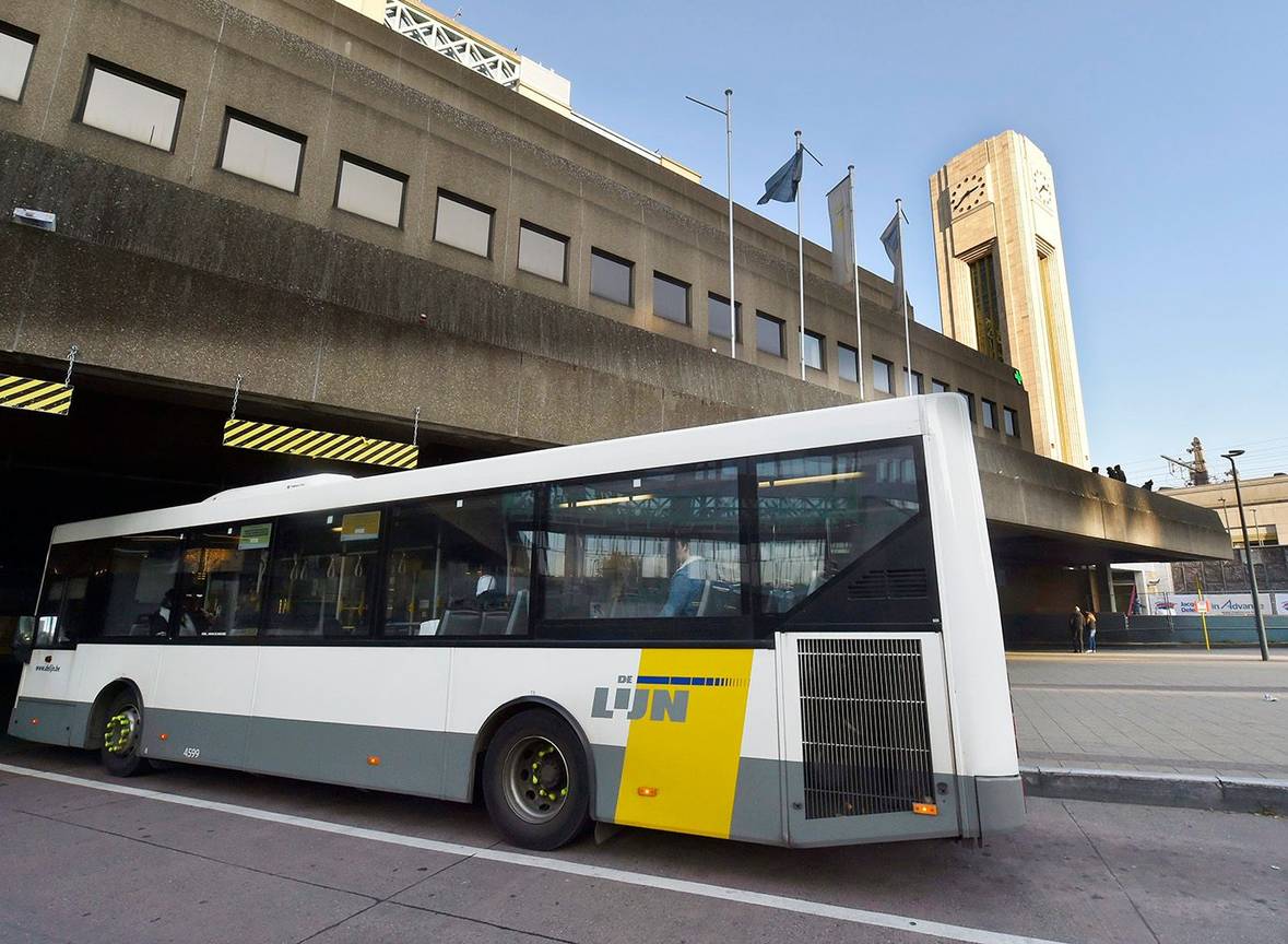 Een bus van De Lijn rijdt naar de halte onder het Noordstation in het CCN-gebouw