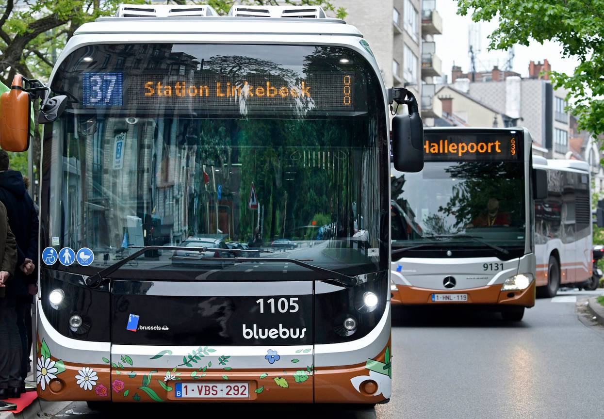 Voorstelling van de nieuwe elektrische buslijn 37 met de bluebus van de MIVB in Brussel