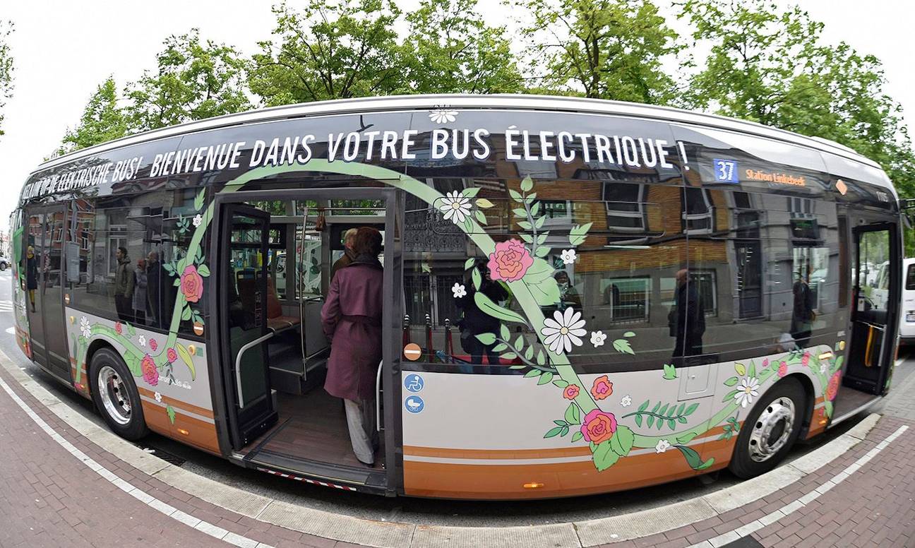 Voorstelling van de nieuwe elektrische buslijn 37 met de bluebus van de MIVB in Brussel