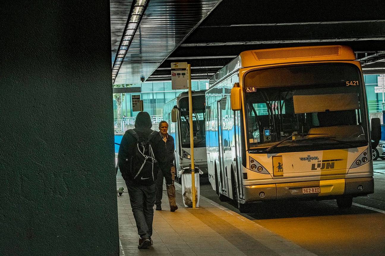 De Vlaamse openbaar vervoermaatschappij De Lijn neemt geen passagiers meer mee aan de halte onder het Noordstation wegens onveilig en vuil