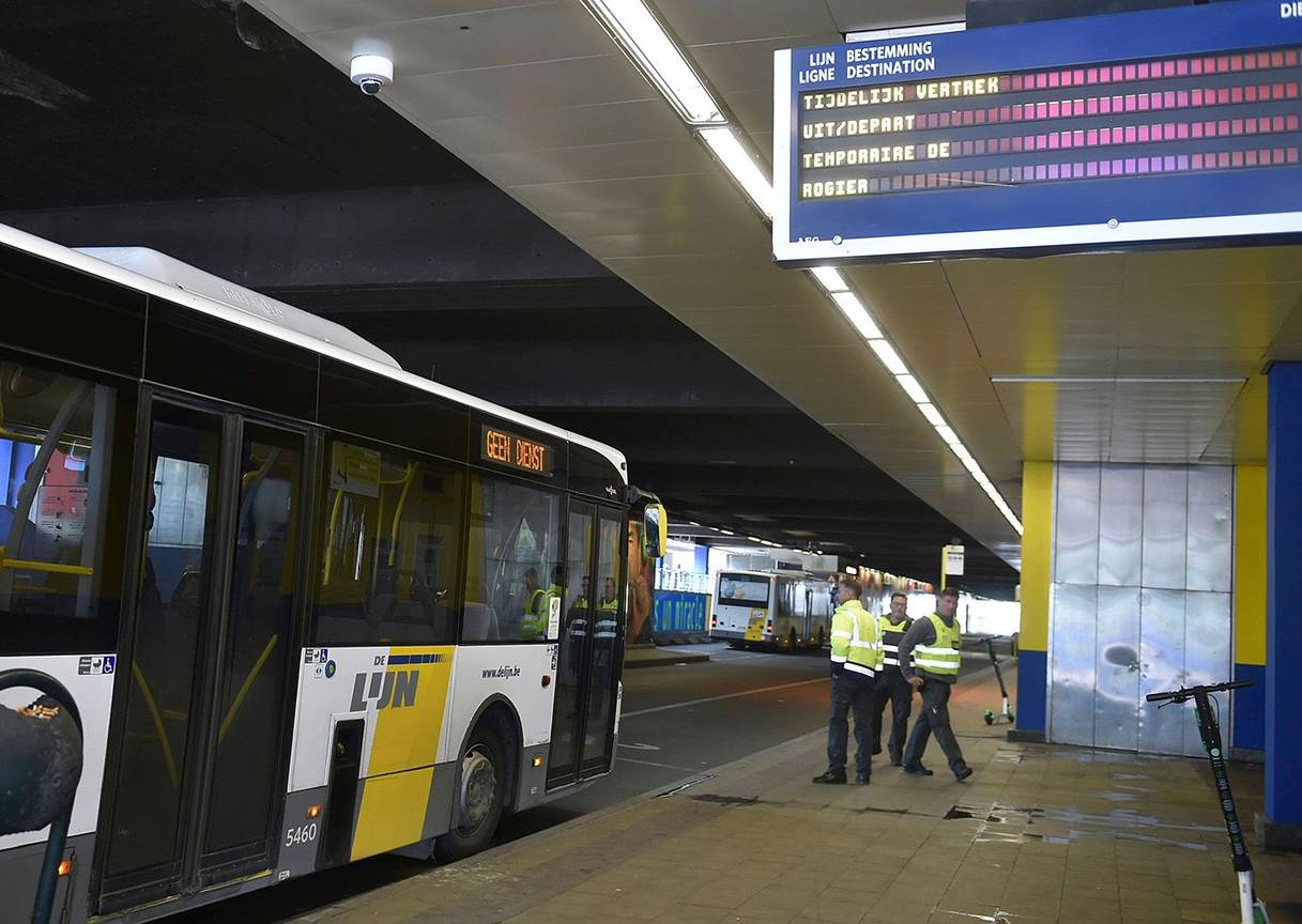 De Vlaamse openbaar vervoermaatschappij De Lijn neemt geen passagiers meer mee aan de halte onder het Noordstation wegens onveilig en vuil