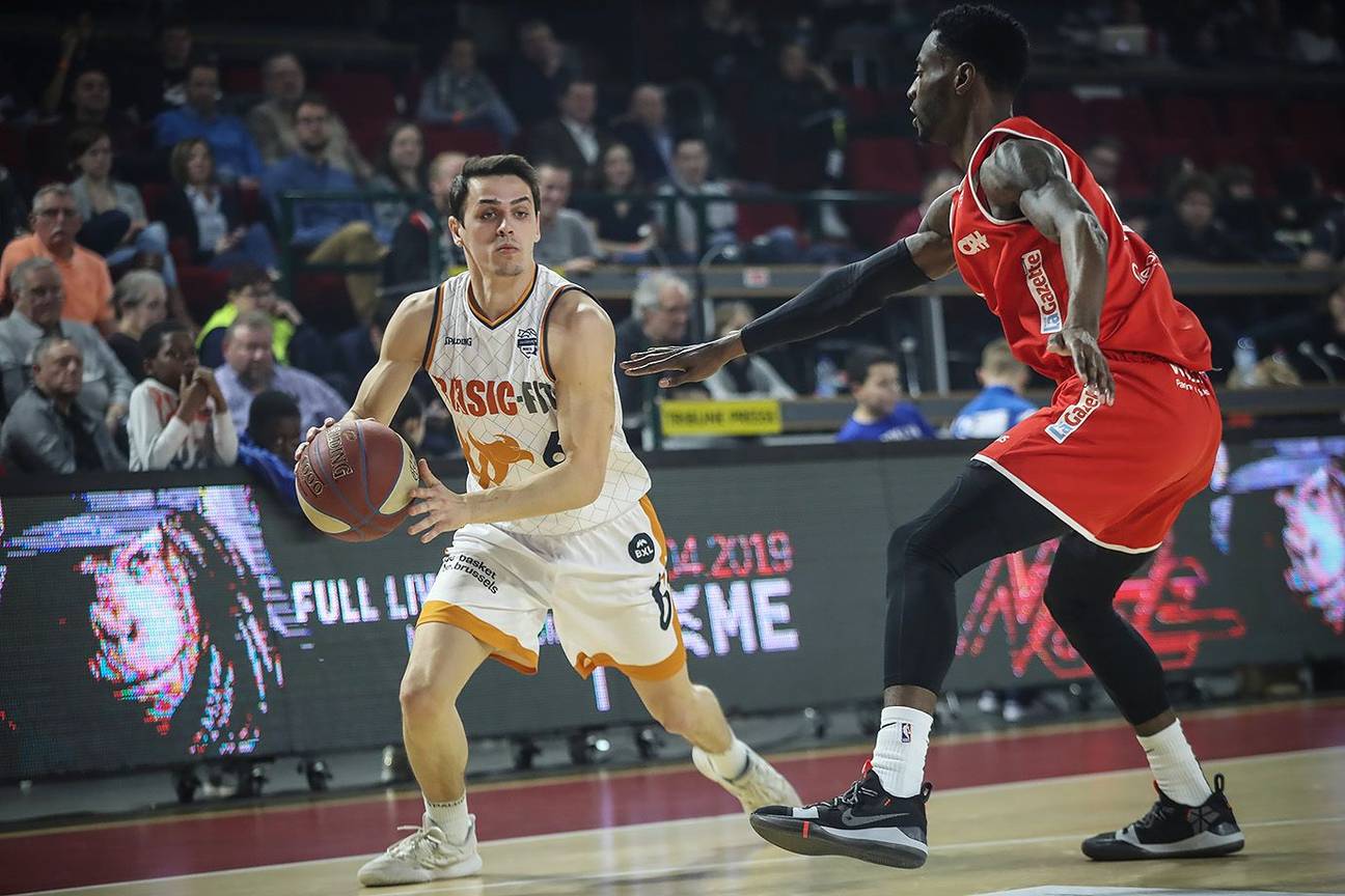 Niels Foerts, de nummer 6 van basketbalploeg Basic Fit Brussels