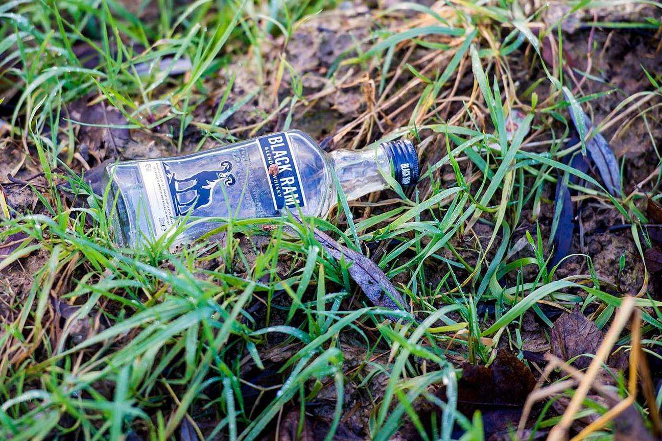 Zwerfvuil in de berm