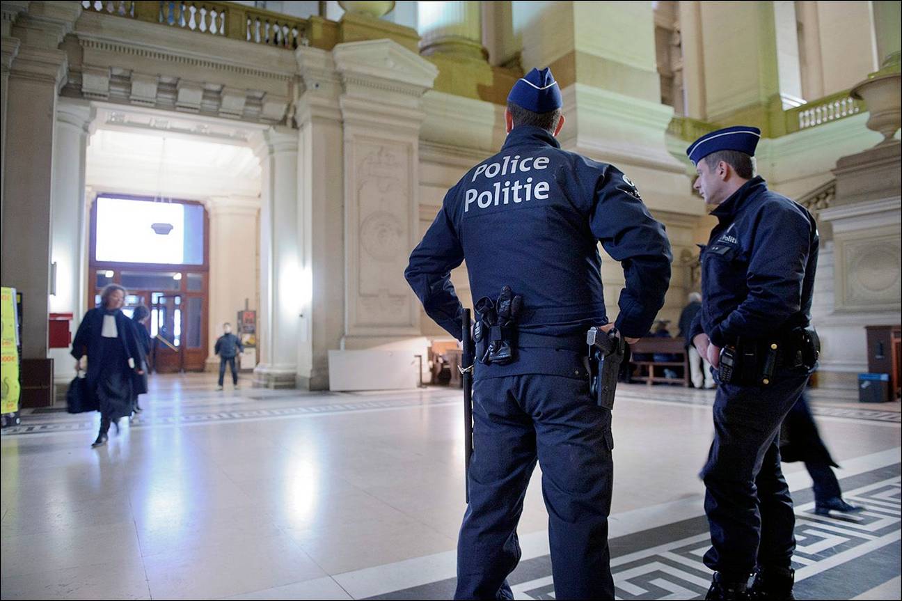 Politiebewaking in het justitiepaleis aan het Poelaertplein