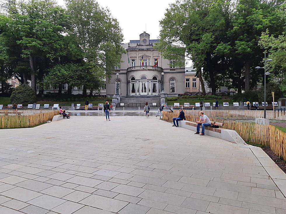 Het heraangelegde Fernand Cocqplein aan het gemeentehuis van Elsene, de voormalige woning van operazangeres Maria Malibran