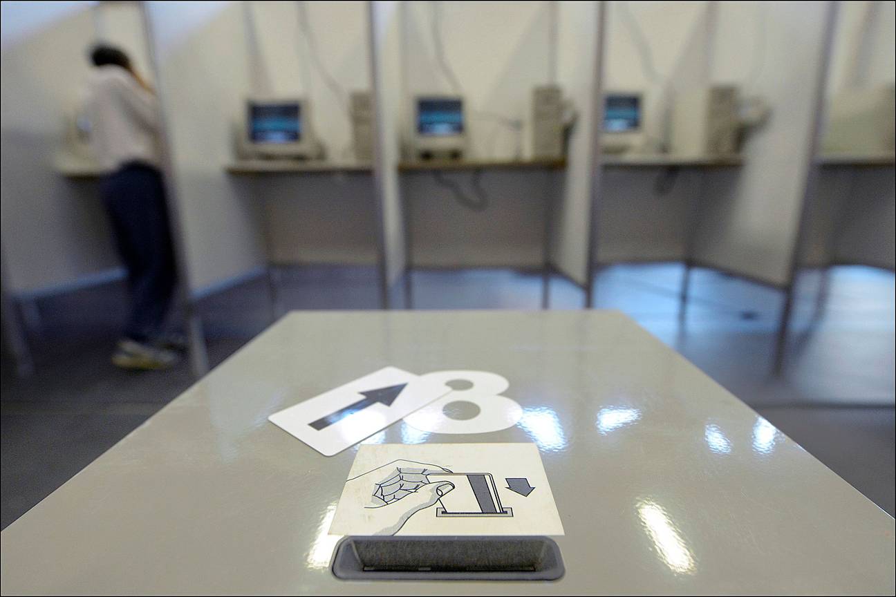Kieslokaal stembureau stemcomputer elektronisch stemmen verkiezingen stemhokje kieshokje