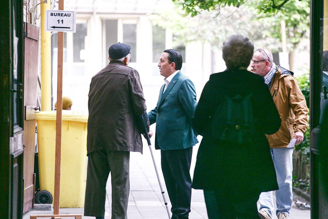 Emin Ozkara (PS) in Schaarbeek aan stembureau 11