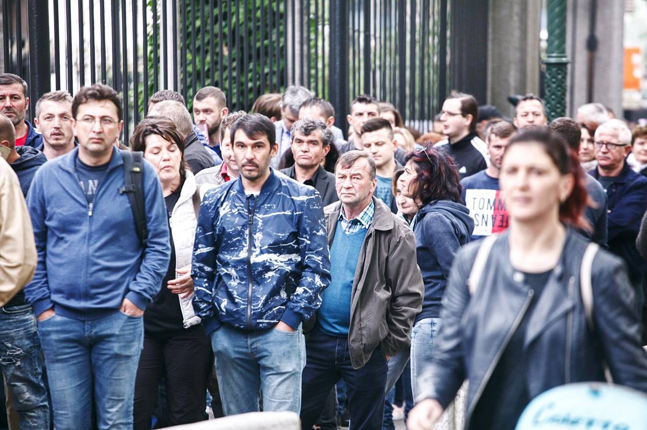 Lange rijen voor EU-verkiezingen aan Roemeens consulaat