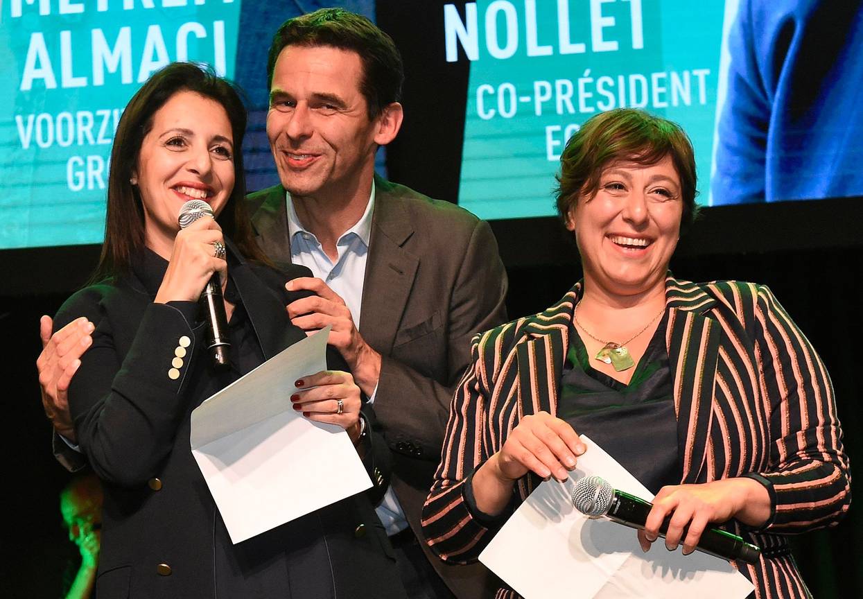 Zakia Khattabi (Ecolo), Jean-Marc Nollet (Ecolo) en Meyrem Almaci (Groen) op het podium in het hoofdkwartier van de partijen op verkiezingsavond 26 mei 2019