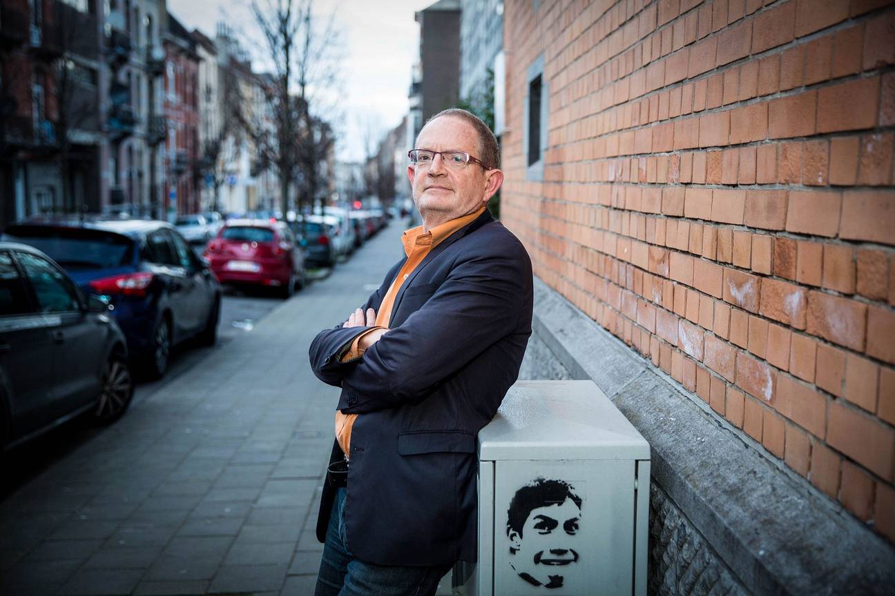 Luckas Vander Taelen voor zijn woning in Vorst