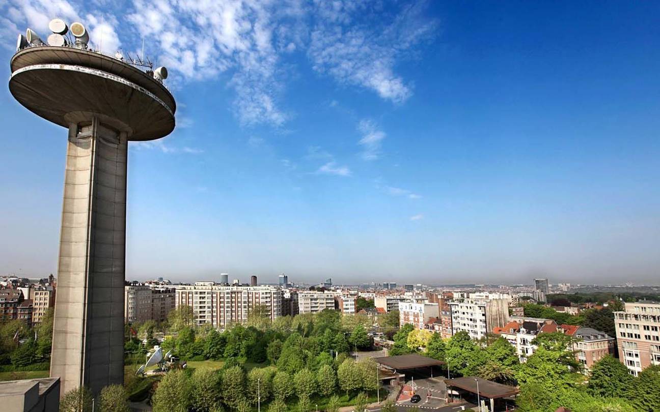 Het VRT-omroepgebouw met de bekende zendmast aan de Reyerslaan 