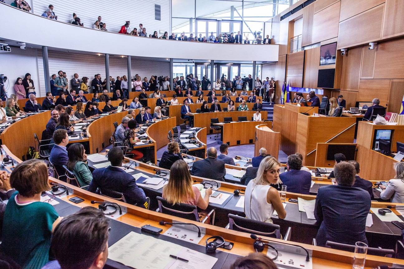 Pierre Kompany (CDh) tijdelijk voorzitter van het Brussels Parlement bij de eedaflegging op 11 juni 2019
