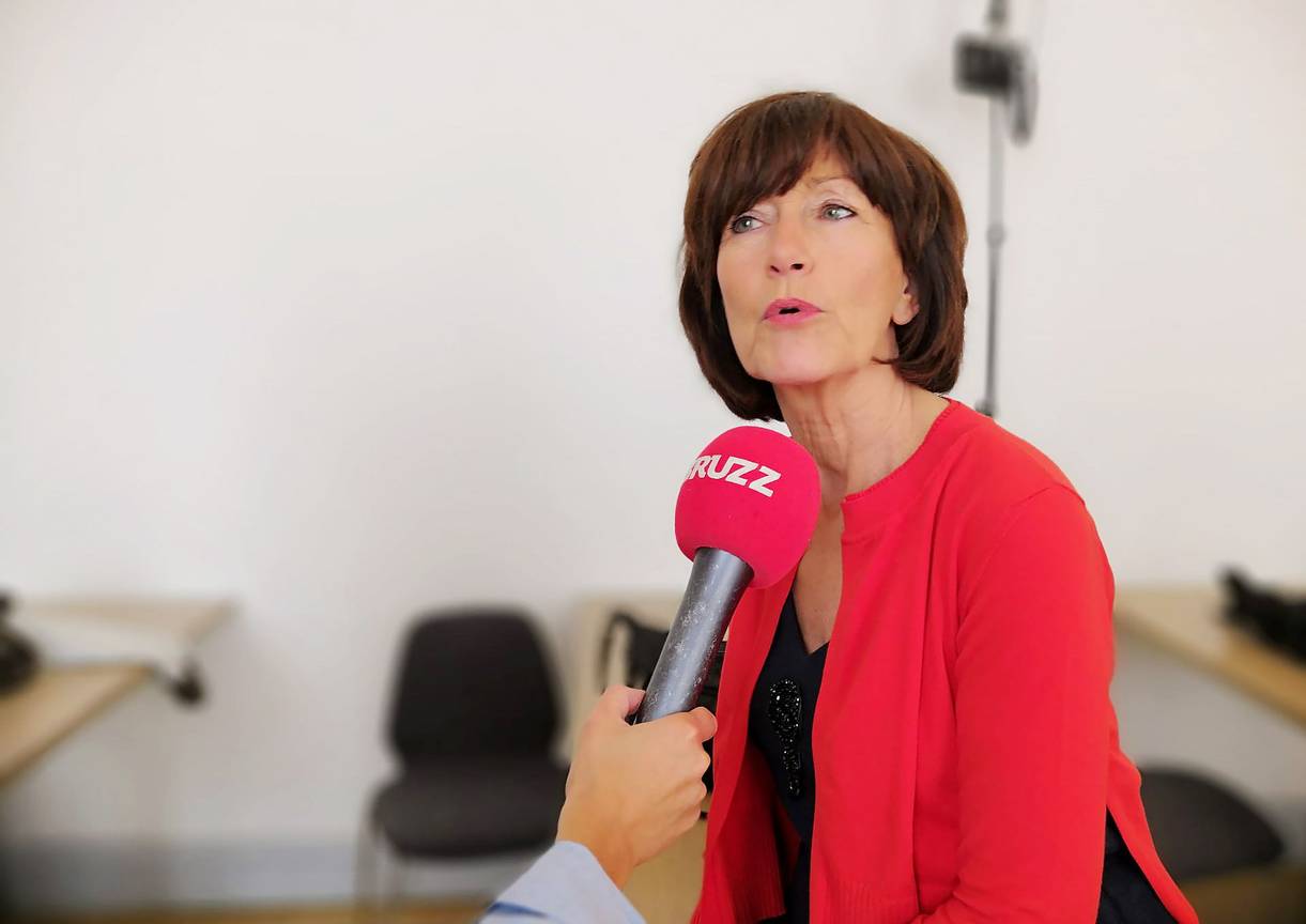 Laurette Onkelinx (PS) voor de microfoon van BRUZZ-redacteur An Missotten