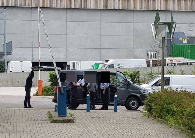 Agenten laten vluchtelingen vrij aan het opvangcentrum Port d'Ulysse