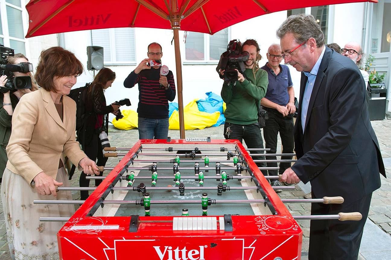 Rudi Vervoort en Laurette Onkelinx (PS) spelen een potje tafelvoetbal tussen de gesprekken voor een nieuwe regeringsvorming voor het Brussels gewest door
