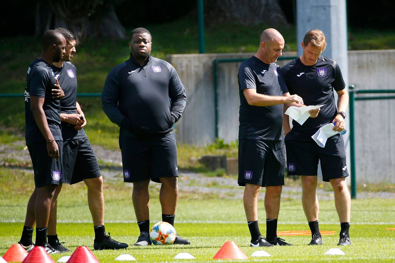 Rodyse Munienge (midden), jeugdvriend, en nu ook personal assisent, van Vincent Kompany, op de gesloten training van RSC Anderlecht van 17 juni 2019