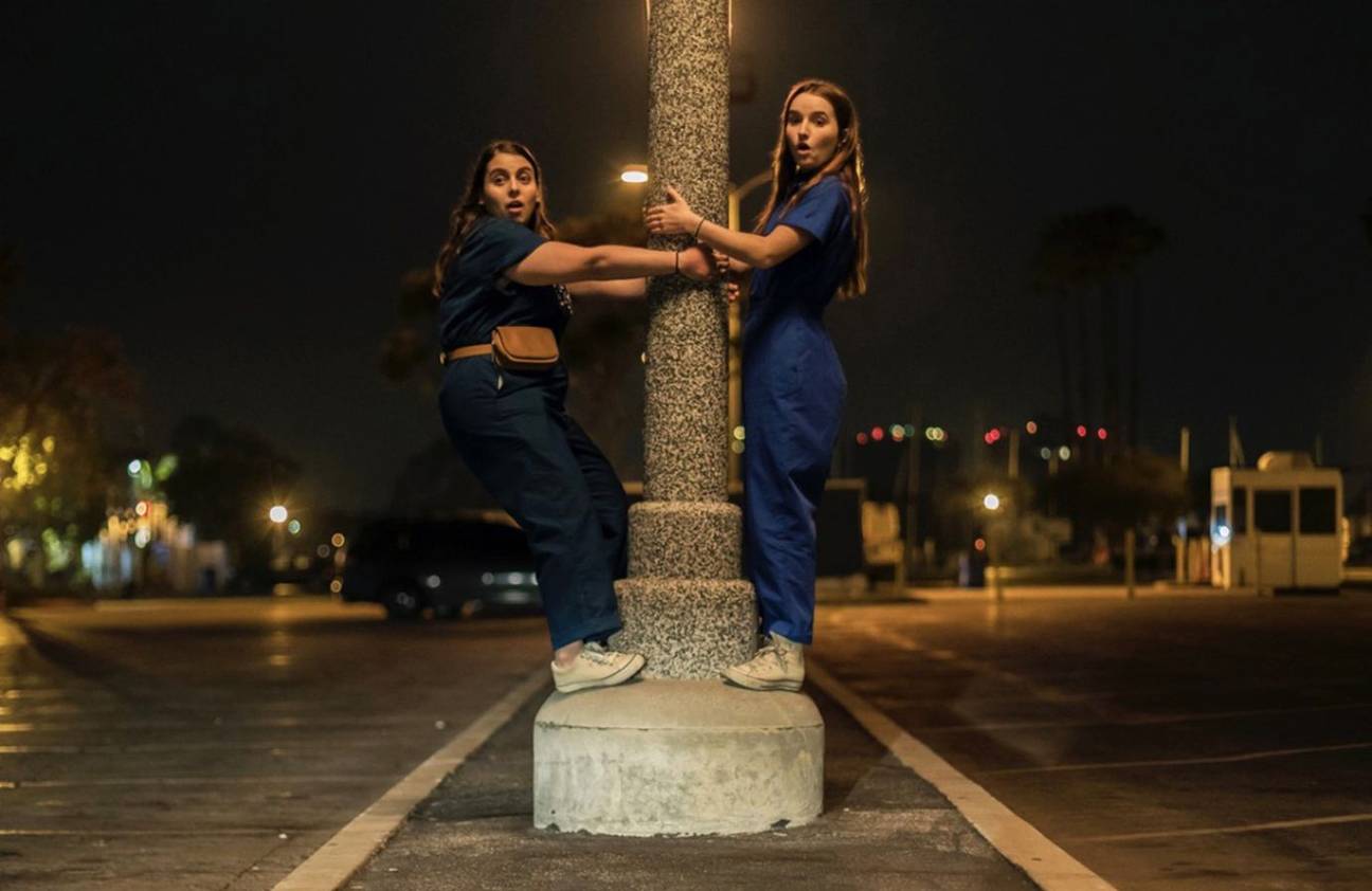 1668 BOOKSMART Beanie-Feldstein-and-Kaitlyn-Dever-in-Booksmart-2019