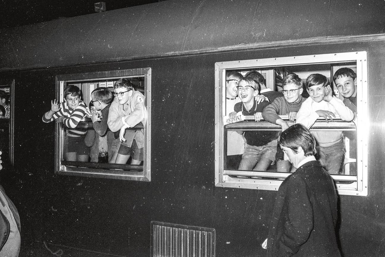 Beeldspraak 1970 kinderen vertrekken met de trein naar Zwitserland