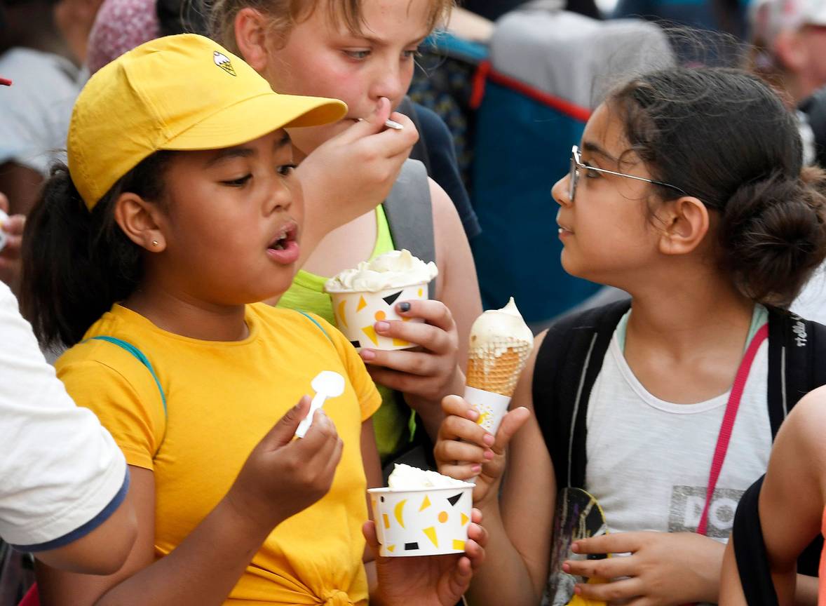 Hittegolf in Brussel warm weer ijsjes eten ijskraam cornetto kinderen verkoeling afkoeling