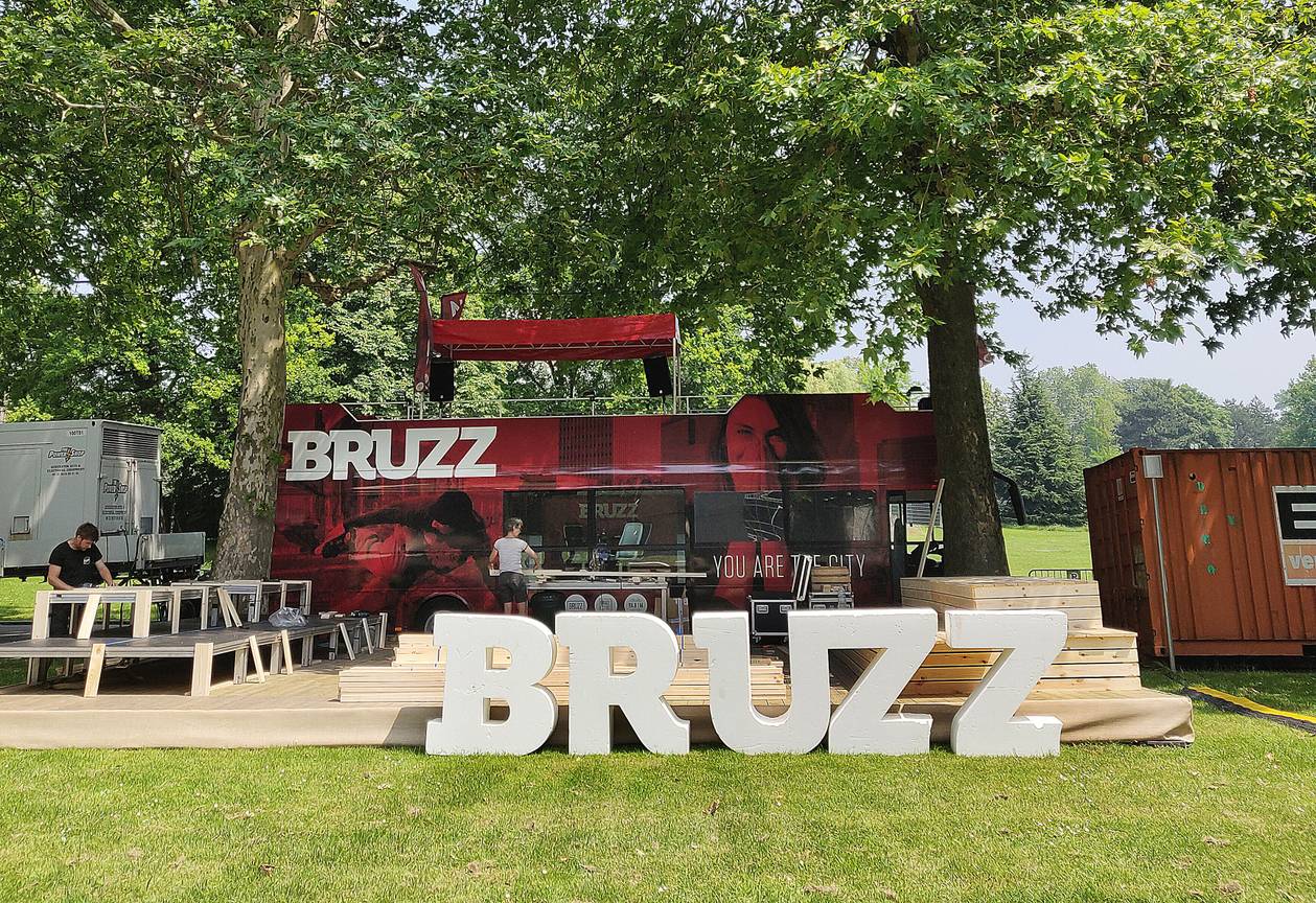 Opbouw BRUZZ-stand Couleur Café 2019 BRUZZ-bus