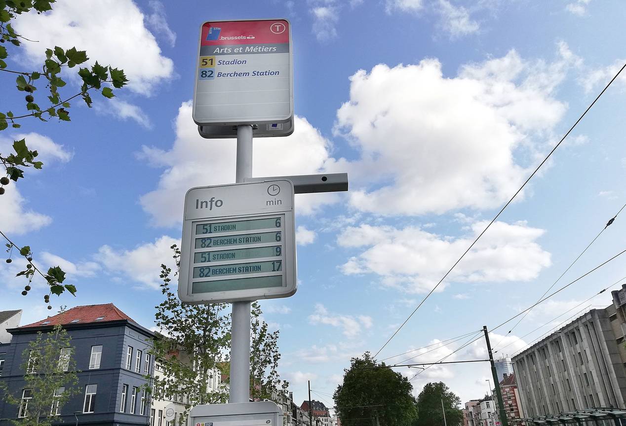 Tram aan halte Arts & Métiers, tussen Anderlechtse- en Ninoofsepoort