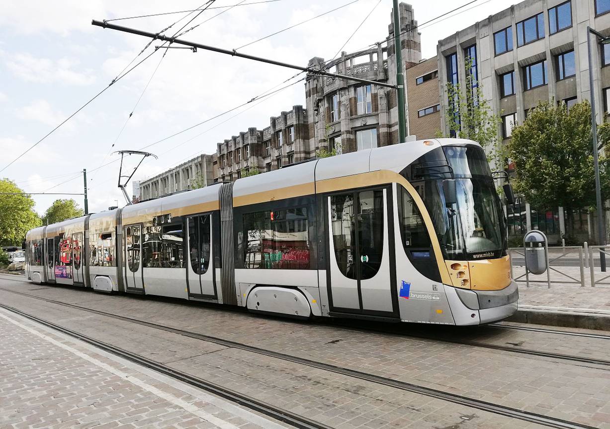 Tram aan halte Arts & Métiers, tussen Anderlechtse- en Ninoofsepoort