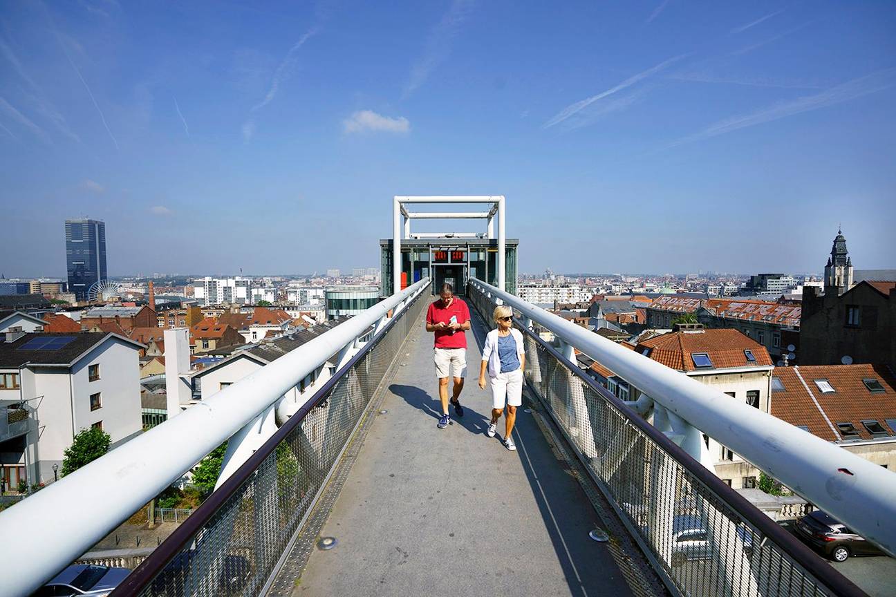 De lift aan het Jusitiepaleis tussen de Marollen en het Poelaertplein verbindt hoog- en laag-Brussel