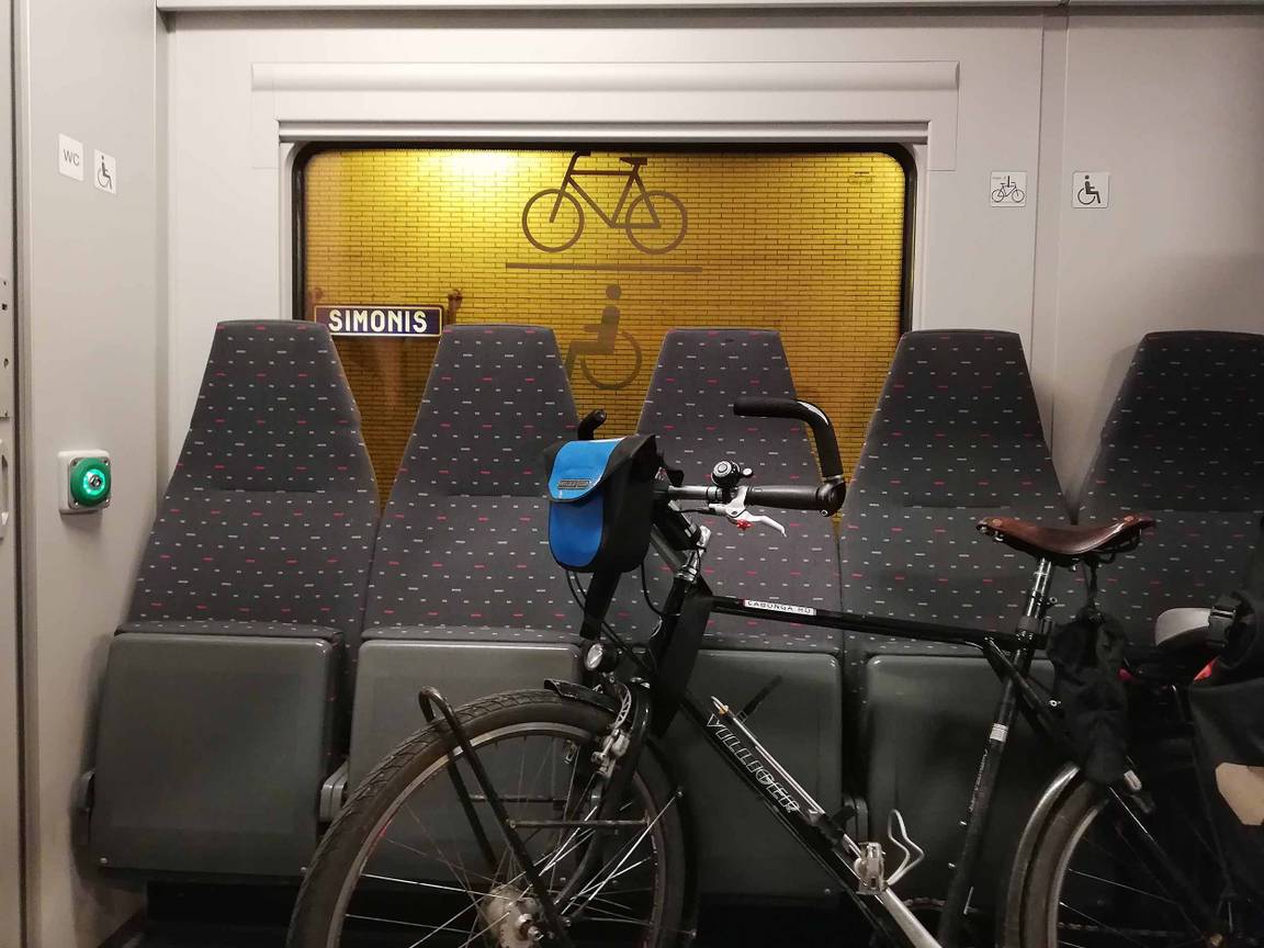 Voor 4 euro enkele rit kan je fiets mee op de trein (op de foto tijdens een stop in het station Simonis)