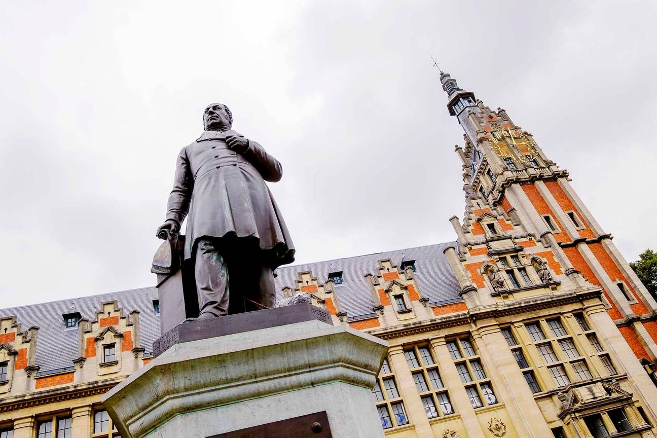 Standbeeld van Pierre-Théodore Verhaegen (1796-1862), advocaat en stichter van de Université Libre de Bruxelles (ULB) op de Solbosch-campus