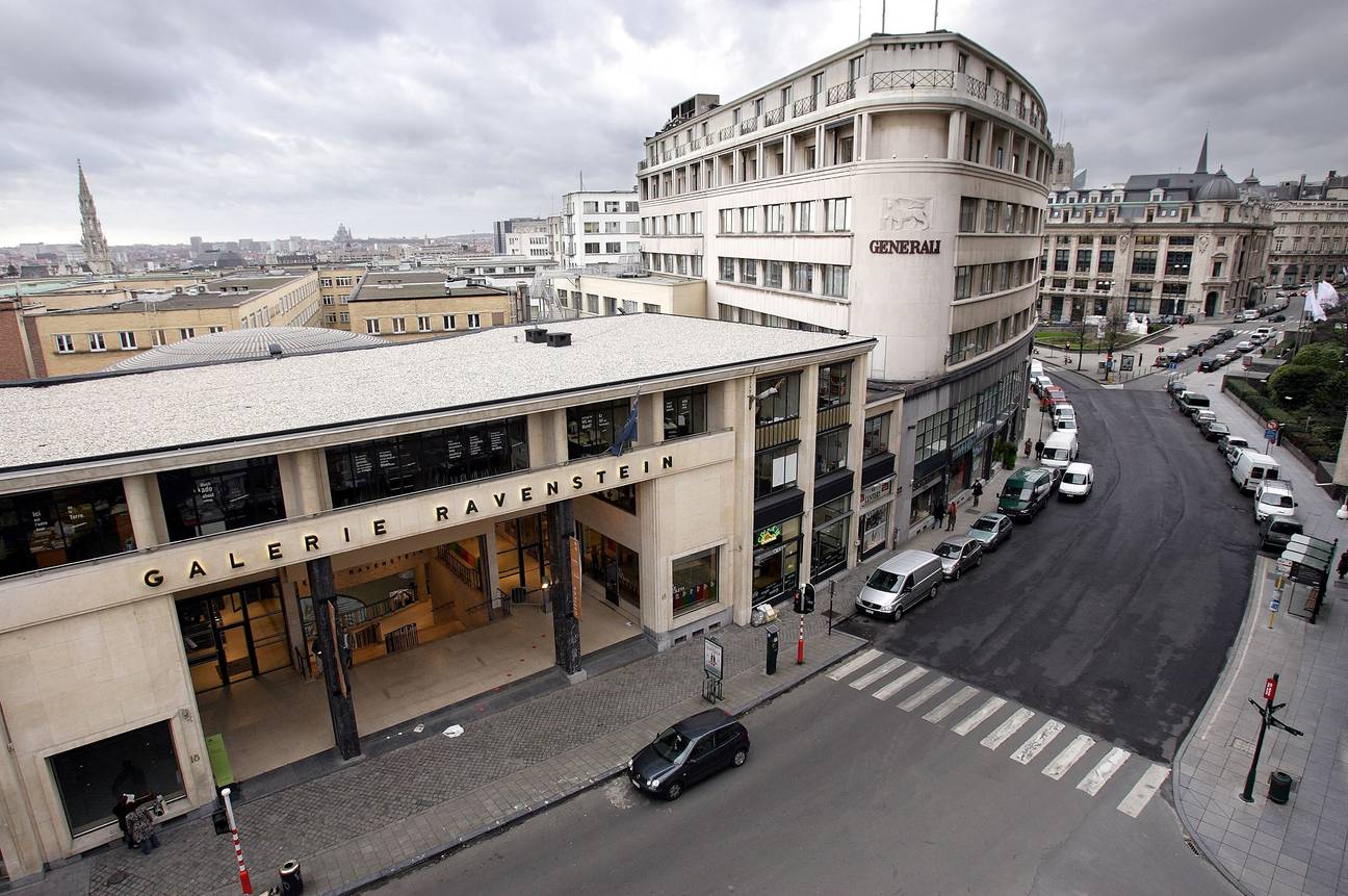 De ingang van de Ravensteingalerij aan de Ravensteinstraat, achter het Centraal Station