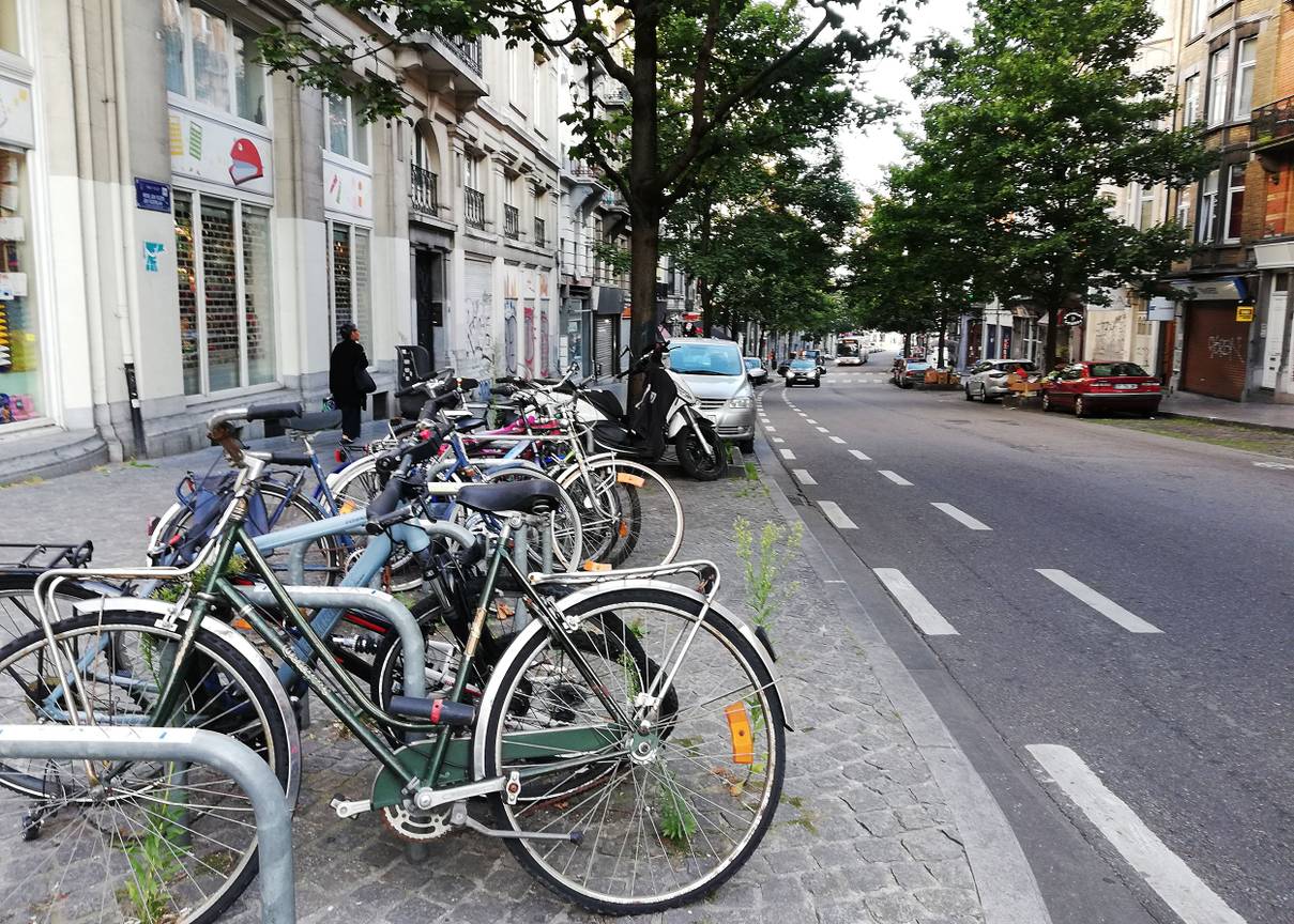 Fietsenstalling met beugels in de Volderslaan in Sint-Gillis