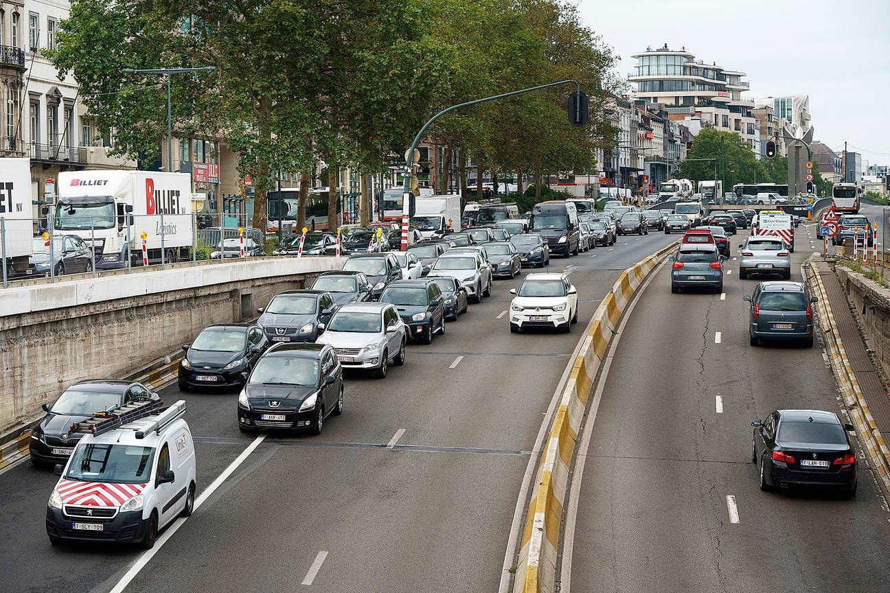Druk autoverkeer op de Kleine Ring, ter hoogte van de Gulden Vlieslaan
