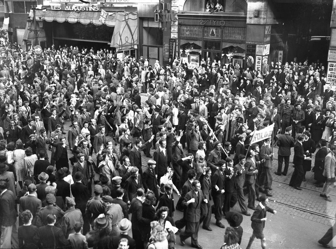 8 mei 1945: V-day, de bevolking viert de overwinning op Nazi-Duitsland op de Anspachlaan in Brussel