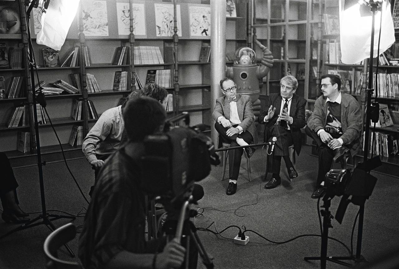 TV-interview met Morris de tekenaar van Lucky Luke, in de bibliotheek van het Belgisch Stripmuseum