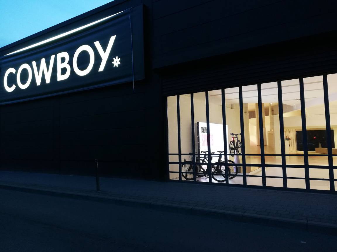 Cowboy heeft een tijdelijke showroom met testcircuit aan de Henegouwenkaai