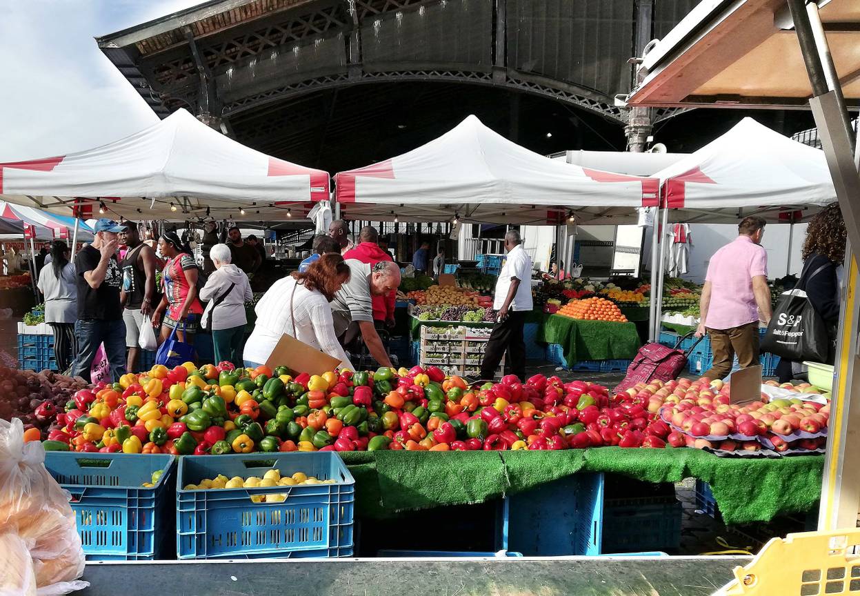 Abattoir, de markt met verse groenten en fruit aan de slachthuizen van Anderlecht elke week van woensdag tot zondag