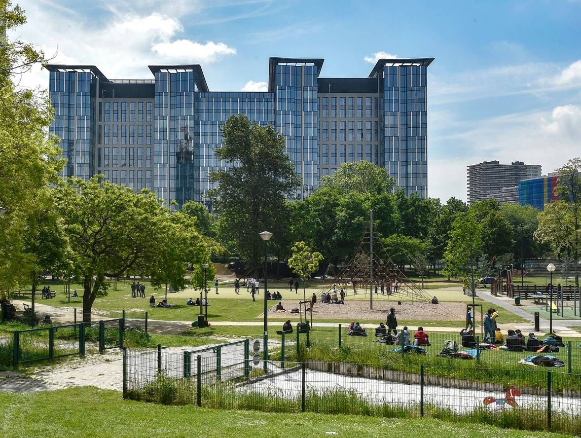 Transmigranten in het Maximiliaanpark, nabij het Noordstation