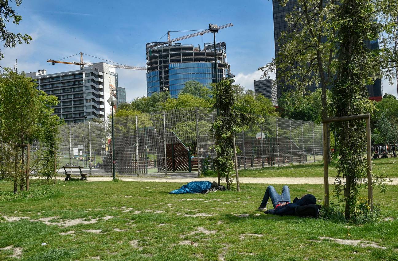 Transmigranten in het Maximiliaanpark, nabij het Noordstation