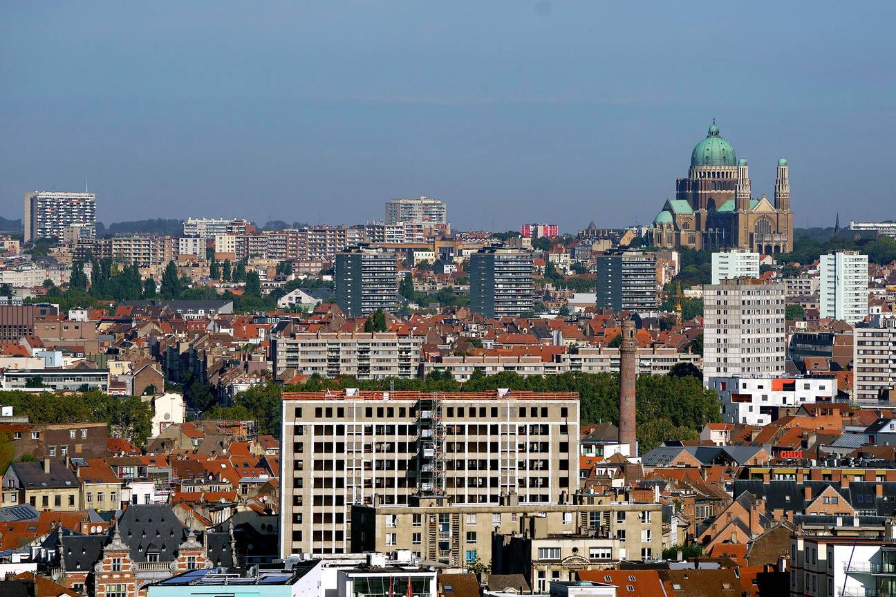 De skyline van Brussel  met basiliek van Koekelberg en hageltoren
