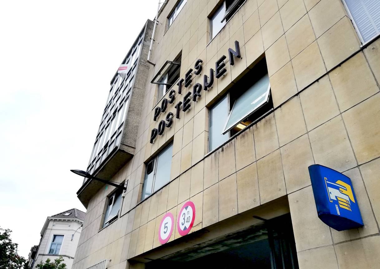Het Bpost-gebouw, op de hoek van de Boondaalsesteenweg en de Belvédèrestraat, vlakbij het Flageyplein, staat te koop