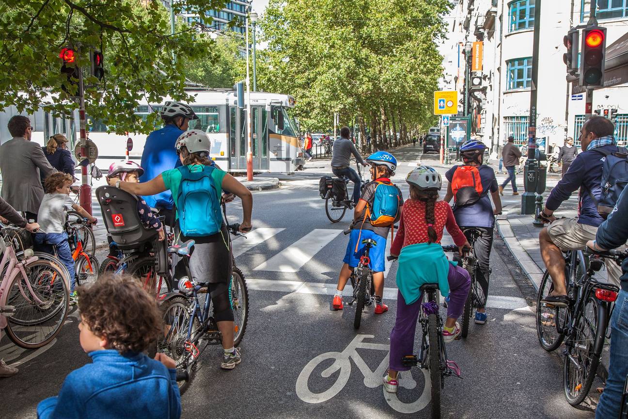 De Louizalaan overspoeld door fietsers tijdens de autoloze zondag van 22 september 2019 