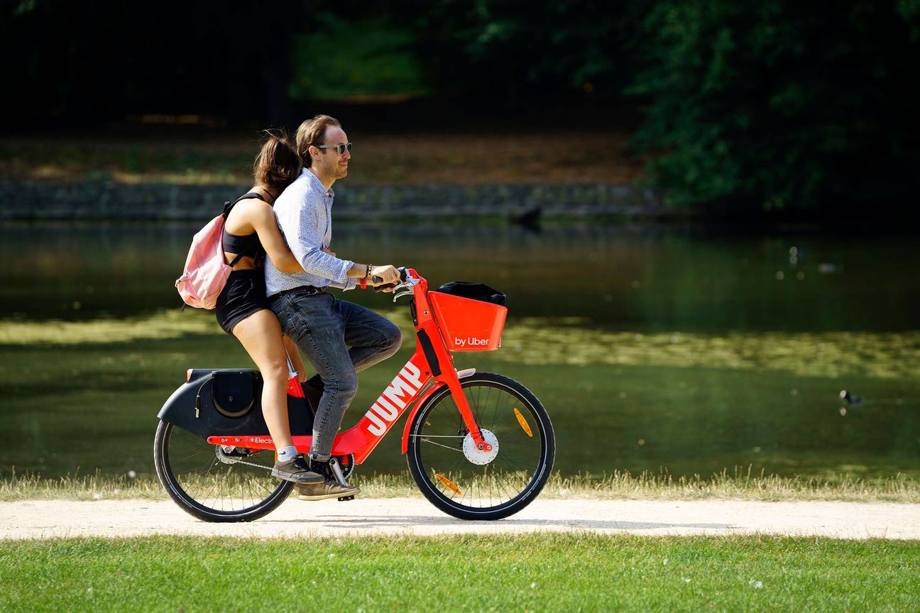 Jump, het elektrische deelfietsensysteem van Uber. op de foto een ritje in Ter Kamerenbos