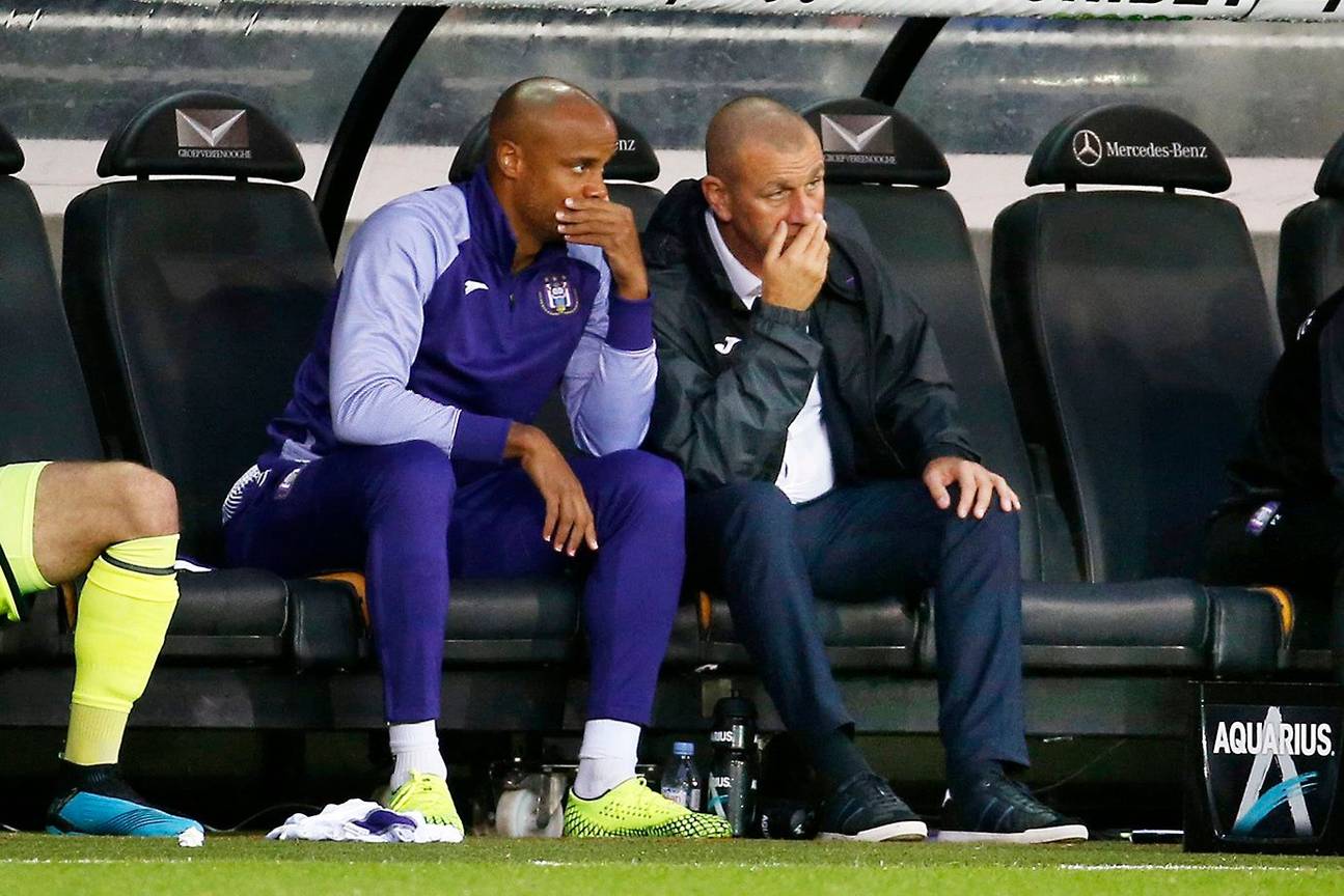 Speler-manager Vincent Kompany en hoofdcoach Simon Davies tijdens de door RSC Anderlecht verloren wedstrijd tegen Club Brugge op 22 september 2019
