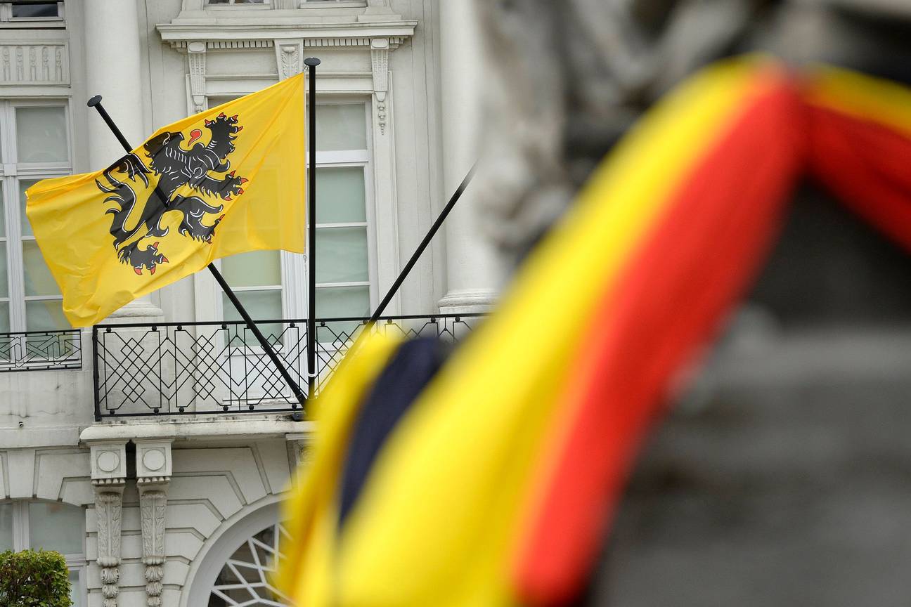 Vlaamse en Belgische vlag op het Martelarenplein tijdens de onderhandelingen voor de vorming van de Vlaamse Regering eind september 2019