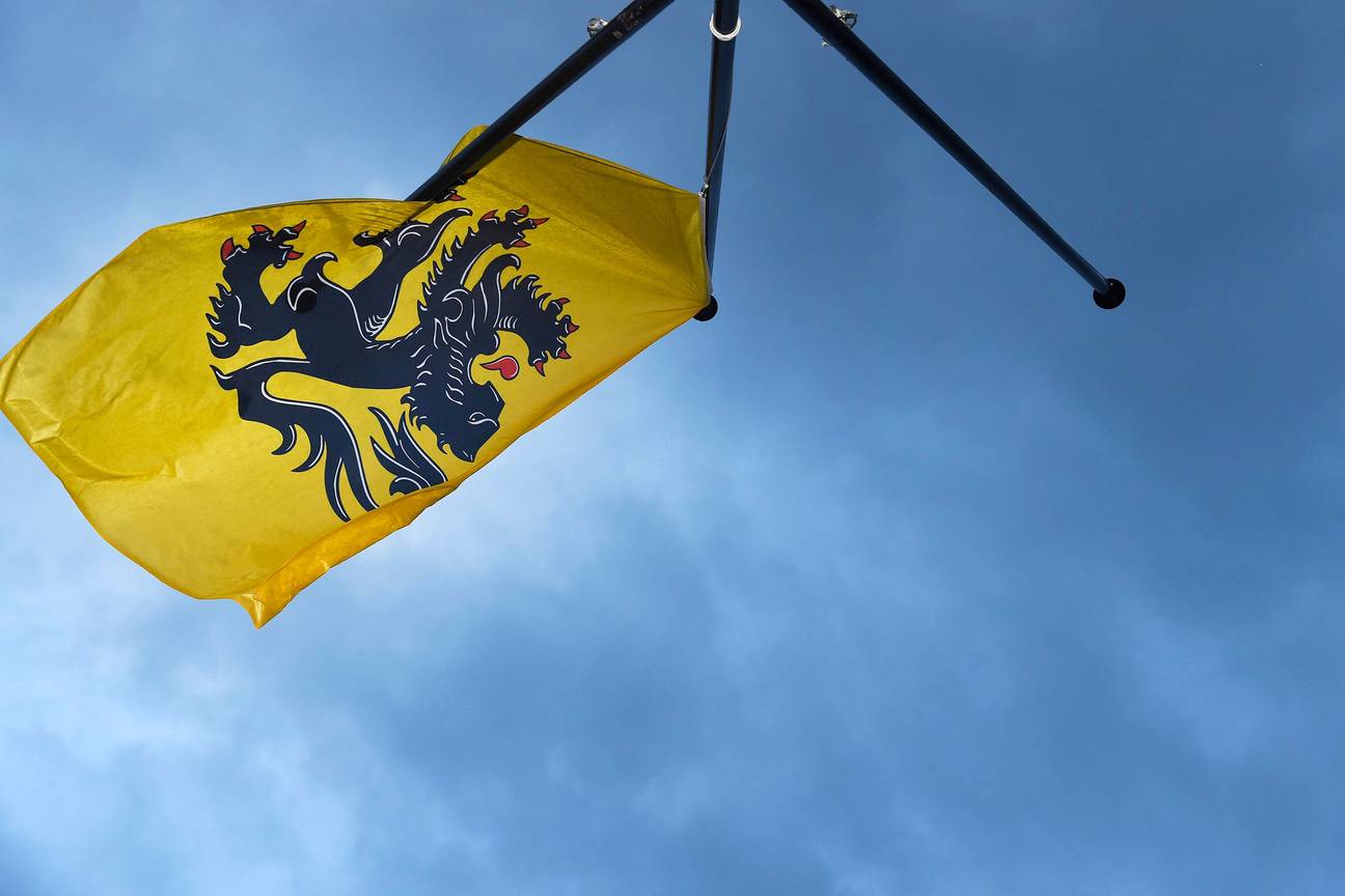 Vlaamse vlag op het Martelarenplein tijdens de onderhandelingen voor de vorming van de Vlaamse Regering eind september 2019