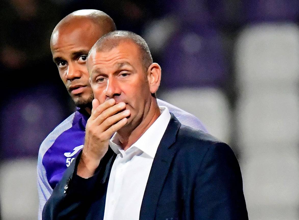 Hoofdcoach Simon Davies en Vincent Kompany tijdens de Croky-Cup-wedstrijd van RSC Anderlecht tegen Beerschot in het kader van de Beker van België op 25 september 2019